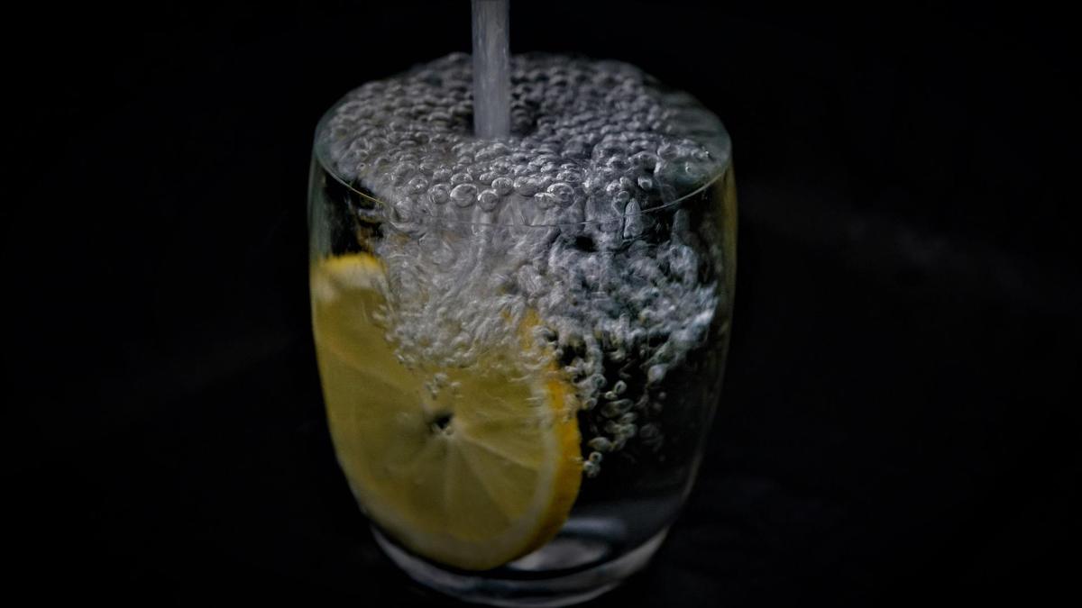 Стакан воды с лимоном для похудения